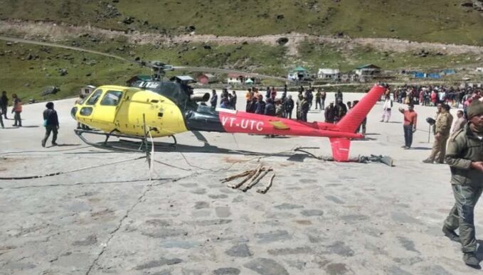 केदारनाथ में हेलीपैड पर हेलीकॉप्टर हुआ क्रैश केदारनाथ में हेलीपैड पर हेलीकॉप्टर हुआ क्रैश