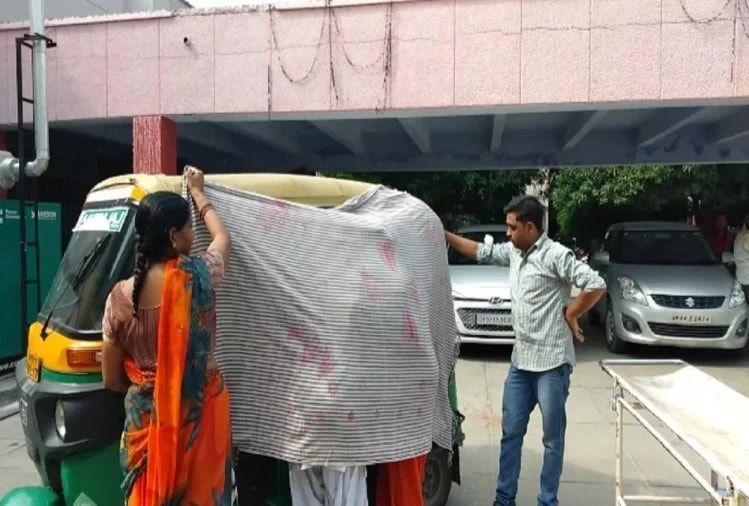 इस तरह हुई महिला की डिलीवरी, दिल दहलाने वाली तस्वीर यूपी के शाहजहाँपुर से इस तरह हुई महिला की डिलीवरी, दिल दहलाने वाली तस्वीर यूपी के शाहजहाँपुर से