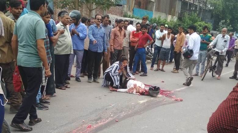 गाजियाबाद में भयानक एक्सीडेंट, बस ने स्कूटी सवार दो बहिनों में मारी टक्कर, एक की मौत गाजियाबाद में भयानक एक्सीडेंट, बस ने स्कूटी सवार दो बहिनों में मारी टक्कर, एक की मौत