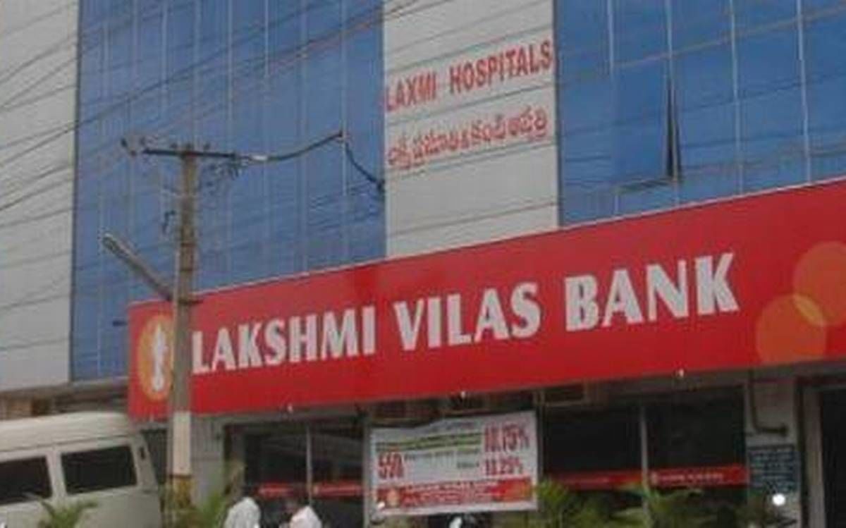 PMC के बाद लक्ष्मी विलास बैंक पर चला RBI का डंडा, लगाई ये पाबंदी PMC के बाद लक्ष्मी विलास बैंक पर चला RBI का डंडा, लगाई ये पाबंदी