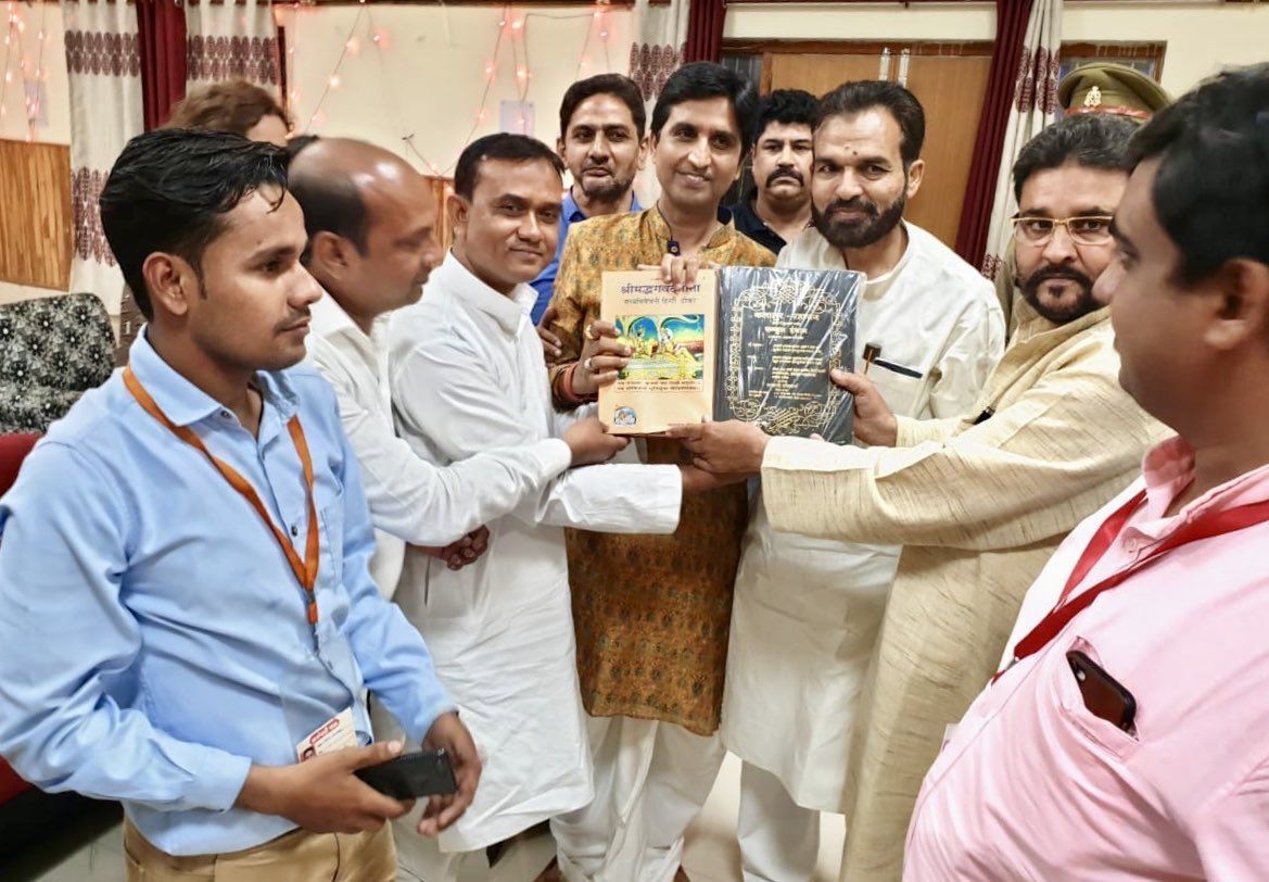 मुरादाबाद में कुमार विश्वास के स्वागत में उमड़ा जन समूह, जब हिन्दू मुस्लिम एकता ने गीता और कुरान दिया साथ साथ भेंट मुरादाबाद में कुमार विश्वास के स्वागत में उमड़ा जन समूह, जब हिन्दू मुस्लिम एकता ने गीता और कुरान दिया साथ साथ भेंट