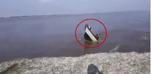 पश्चिम बंगाल के मालदा में नाव पलटने से बड़ा हादसा, करीब 40 लोग लापता, नाव में 60 लोग सवार थे पश्चिम बंगाल के मालदा में नाव पलटने से बड़ा हादसा, करीब 40 लोग लापता, नाव में 60 लोग सवार थे