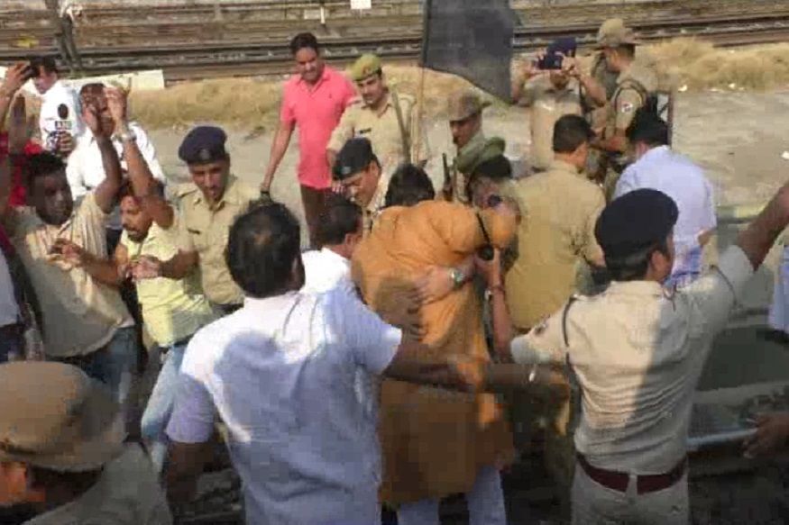 पहले ही सफर में तेजस एक्सप्रेस को झेलना पड़ा विरोध, रेल कर्मियों ने गाजियाबाद में रोक दी तेजस पहले ही सफर में तेजस एक्सप्रेस को झेलना पड़ा विरोध, रेल कर्मियों ने गाजियाबाद में रोक दी तेजस