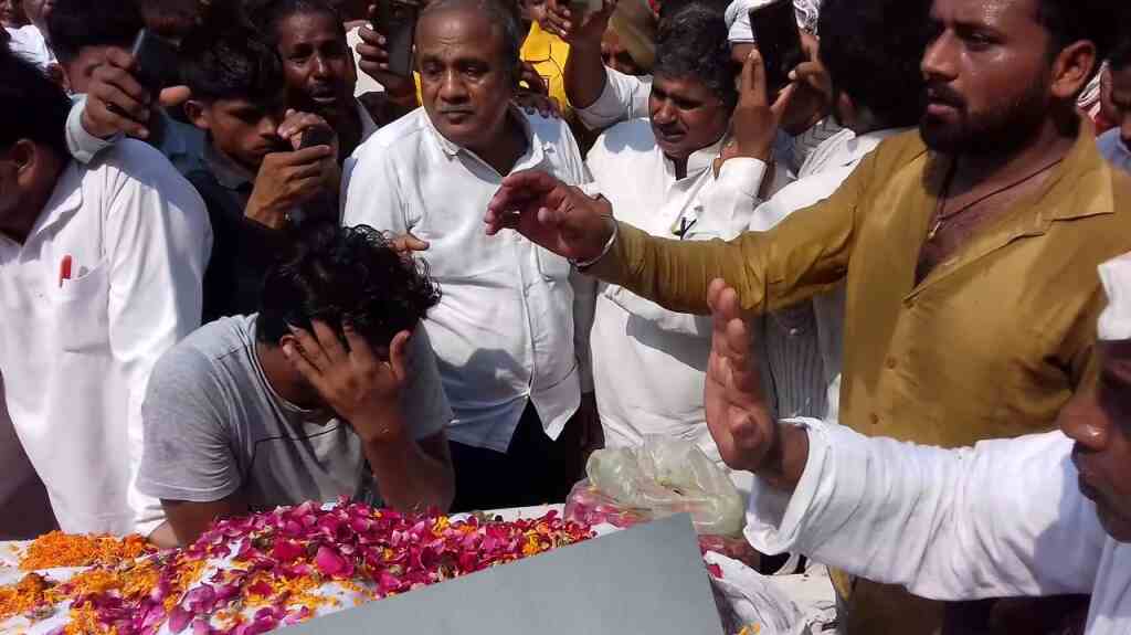 पूर्व सांसद भालचंद्र यादव के अंतिम दर्शन को उमड़ा जन सैलाब पूर्व सांसद भालचंद्र यादव के अंतिम दर्शन को उमड़ा जन सैलाब
