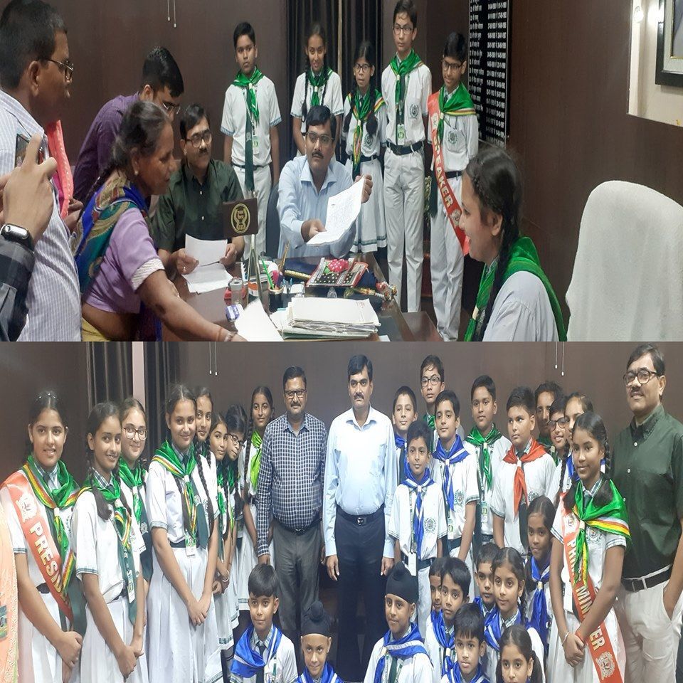 इस आईएएस अधिकारी ने की बच्चों की हौसलाअफजाई ,डीएम की कुर्सी पर बैठकर बच्चो ने सुनी जनता की फरियाद इस आईएएस अधिकारी ने की बच्चों की हौसलाअफजाई ,डीएम की कुर्सी पर बैठकर बच्चो ने सुनी जनता की फरियाद