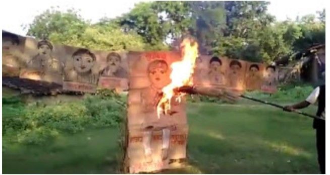 रावण की जगह सांसद, मंत्रियो और अफसरों का किया गया पुतला दहन रावण की जगह सांसद, मंत्रियो और अफसरों का किया गया पुतला दहन