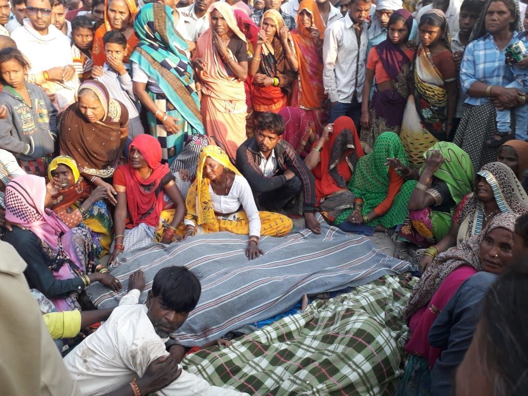 बुलंदशहर में बड़ा हादसा, सो रहे श्रद्धालुओं को कुचलती हुई बस निकल गई , रह गया लाशों के ढेर बुलंदशहर में बड़ा हादसा, सो रहे श्रद्धालुओं को कुचलती हुई बस निकल गई , रह गया लाशों के ढेर