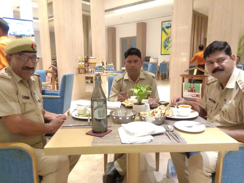 नोएडा पुलिस ने सर्वोत्तम रिस्पॉन्स टाइम वाली UP डायल 100 की PRV 1844 की टीम के साथ किया 5 स्टार होटल में डिनर नोएडा पुलिस ने सर्वोत्तम रिस्पॉन्स टाइम वाली UP डायल 100 की PRV 1844 की टीम के साथ किया 5 स्टार होटल में डिनर
