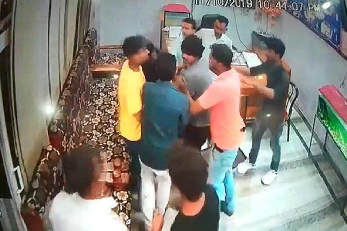 हरदोई में दबंगों ने होटल में घुसकर की मारपीट, CCTV कैमरे में कैद हुई वारदात हरदोई में दबंगों ने होटल में घुसकर की मारपीट, CCTV कैमरे में कैद हुई वारदात