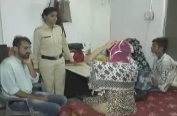 जिस हालत में मिले युवक युवती पुलिस भी शर्मा गई देखकर, सेक्स रैकेट पकड़ा जिस हालत में मिले युवक युवती पुलिस भी शर्मा गई देखकर, सेक्स रैकेट पकड़ा