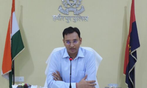 हमीरपुर: एसपी श्लोक कुमार ने संभाली कमान, जिले के सभी अधिकारियों संग की गोष्टी, दिए आवश्यक निर्देश हमीरपुर: एसपी श्लोक कुमार ने संभाली कमान, जिले के सभी अधिकारियों संग की गोष्टी, दिए आवश्यक निर्देश