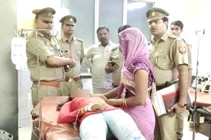 एटा: कोचिंग से लौट रही छात्रा से मनचलों ने की छेड़छाड़, विरोध करने पर मारी गोली एटा: कोचिंग से लौट रही छात्रा से मनचलों ने की छेड़छाड़, विरोध करने पर मारी गोली