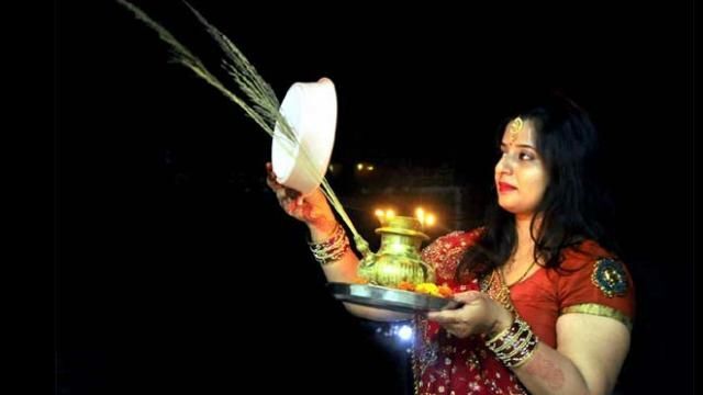 सुहागिन महिलाएं क्यों देखती हैं छलनी से पति का चेहरा? और इस कथा को क्यों है पढना जरूरी! सुहागिन महिलाएं क्यों देखती हैं छलनी से पति का चेहरा? और इस कथा को क्यों है पढना जरूरी!