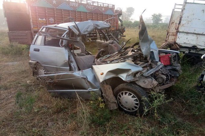 आगरा: प्रसव कराने जा रहे लोगों की कार ट्रक में घुसी, 2 महिलाओं समेत 4 की मौत आगरा: प्रसव कराने जा रहे लोगों की कार ट्रक में घुसी, 2 महिलाओं समेत 4 की मौत