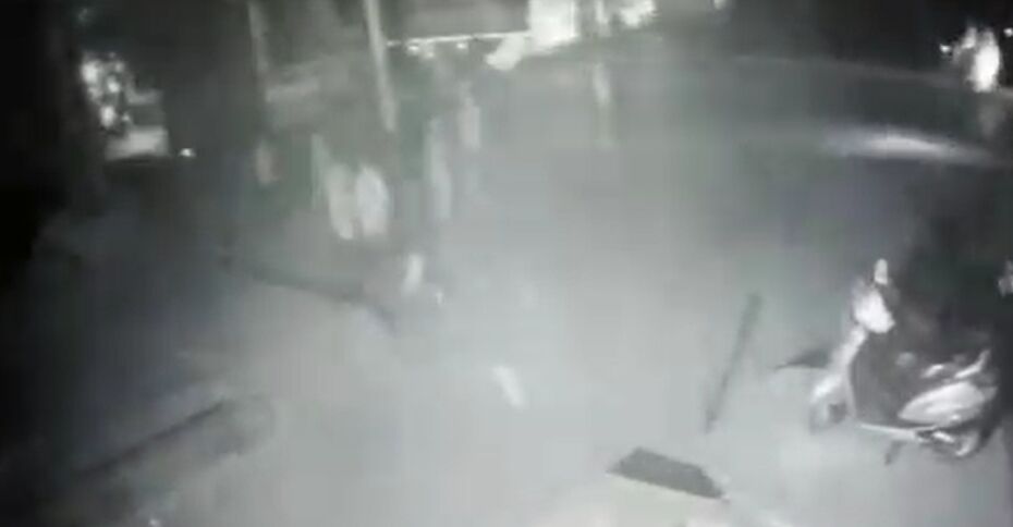 प्रयागराज में कोचिंग के बाहर बम बाजी से दहशत प्रयागराज में कोचिंग के बाहर बम बाजी से दहशत