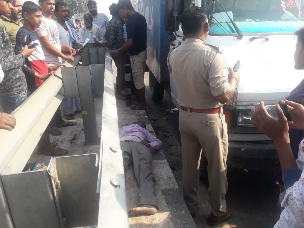 दुर्घटना में बाइक सवार अधेड़ की मौत, रामनगर चौराहा पर मंगलवार की सुबह हुई घटना, पुलिस ने चालक को लिया हिरासत में दुर्घटना में बाइक सवार अधेड़ की मौत, रामनगर चौराहा पर मंगलवार की सुबह हुई घटना, पुलिस ने चालक को लिया हिरासत में