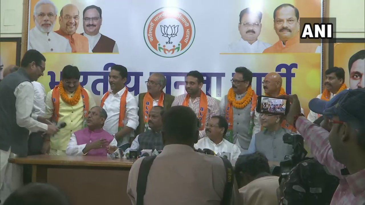 झारखंड में विपक्षीओं को दिया बीजेपी ने बड़ा झटका, जब 6 विधायकों ने थाम लिया बीजेपी का दामन झारखंड में विपक्षीओं को दिया बीजेपी ने बड़ा झटका, जब 6 विधायकों ने थाम लिया बीजेपी का दामन