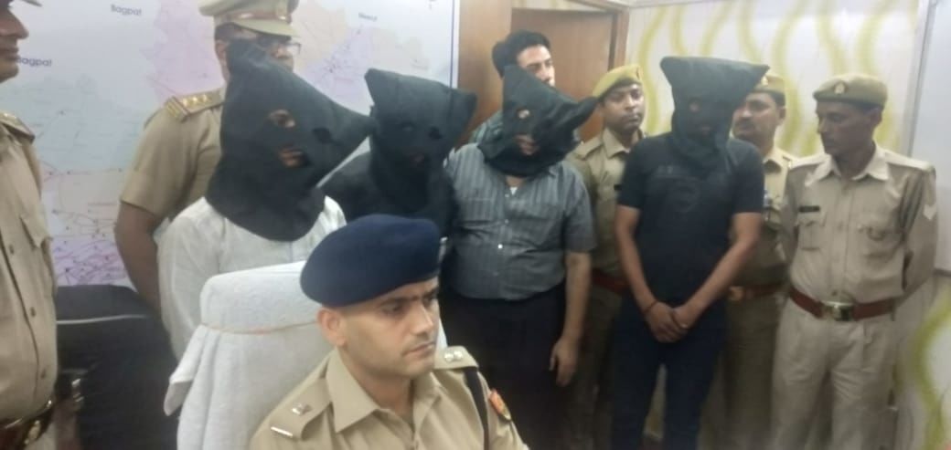 गाजियाबाद पुलिस ने किया मर्सिडीज कार लूट का 24 घंटे में खुलासा, बीमा के चक्कर में वादी ने खुद ही रची करतूत, गाडी समेत चार गिरफ्तार गाजियाबाद पुलिस ने किया मर्सिडीज कार लूट का 24 घंटे में खुलासा, बीमा के चक्कर में वादी ने खुद ही रची करतूत, गाडी समेत चार गिरफ्तार