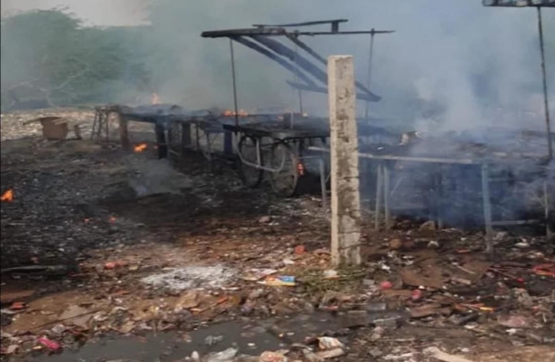 यूपी: पटाखा मार्केट में आग लगने से मची भगदड़, हाथरस की 22 दुकानें जलकर राख यूपी: पटाखा मार्केट में आग लगने से मची भगदड़, हाथरस की 22 दुकानें जलकर राख