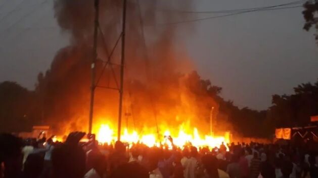 आगरा : पटाखा मार्केट में भीषण आग से मची भगदड़, दमकल की कई गाड़ियां मौके पर - देखें- VIDEO आगरा : पटाखा मार्केट में भीषण आग से मची भगदड़, दमकल की कई गाड़ियां मौके पर - देखें- VIDEO