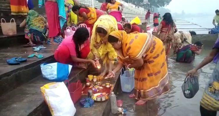 नहाय-खाय के साथ शुरू हुआ महापर्व छठ, घाटों पर उमड़ा छठ व्रतियों का सैलाब नहाय-खाय के साथ शुरू हुआ महापर्व छठ, घाटों पर उमड़ा छठ व्रतियों का सैलाब