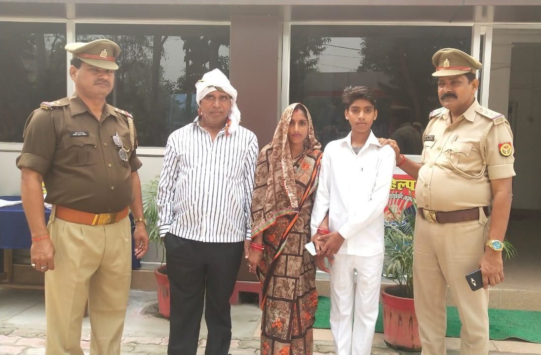 बाराबंकी पुलिस ने 7 घण्टे के अन्दर लापता बालक को लखनऊ से सकुशल बरामद कर परिजनों को सौंपा बाराबंकी पुलिस ने 7 घण्टे के अन्दर लापता बालक को लखनऊ से सकुशल बरामद कर परिजनों को सौंपा