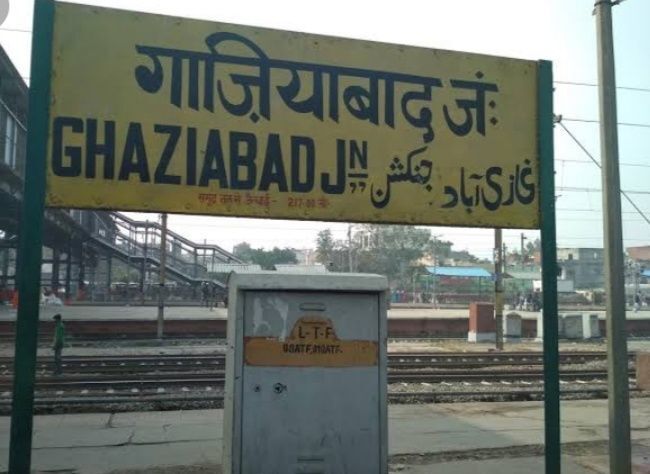 गाजियाबाद में बेहोश हुई अर्धनग्न युवती को देख किसी ने नही की मदद गाजियाबाद में बेहोश हुई अर्धनग्न युवती को देख किसी ने नही की मदद