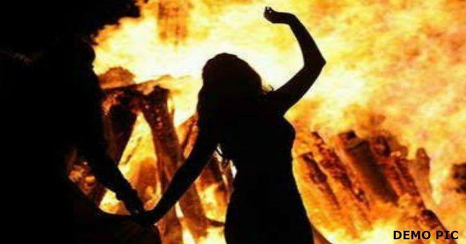 यूपी में सामूहिक दुष्कर्म के बाद युवती को जिंदा जलाया, वीडियो सामने आने के बाद केस दर्ज यूपी में सामूहिक दुष्कर्म के बाद युवती को जिंदा जलाया, वीडियो सामने आने के बाद केस दर्ज