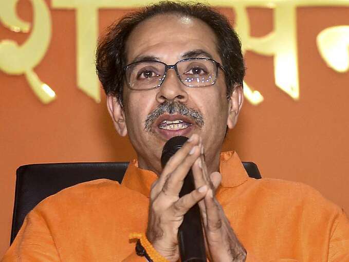 महाराष्ट्र में भाजपा का इनकार, राज्यपाल ने दूसरी सबसे बड़ी पार्टी शिवसेना को दिया सरकार बनाने का न्योता महाराष्ट्र में भाजपा का इनकार, राज्यपाल ने दूसरी सबसे बड़ी पार्टी शिवसेना को दिया सरकार बनाने का न्योता