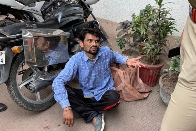 हत्यारा पति पत्नी का कटा सर लेकर पहुंचा थाने हत्यारा पति पत्नी का कटा सर लेकर पहुंचा थाने