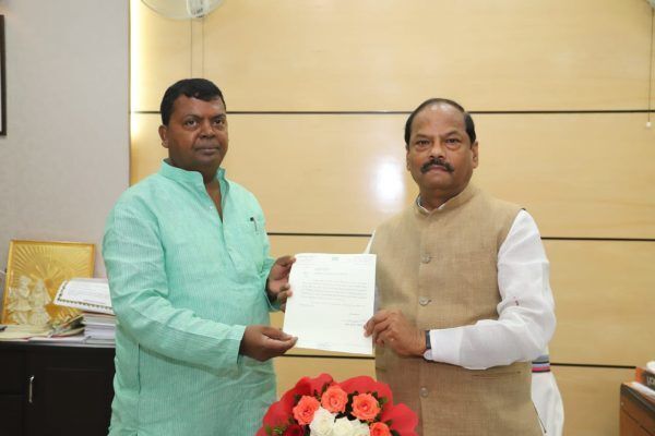 अब झारखंड में बीजेपी से आजसू अड़ी, सांसद ने की सीएम से मुलाकात अब झारखंड में बीजेपी से आजसू अड़ी, सांसद ने की सीएम से मुलाकात