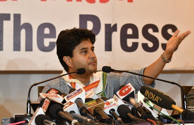 सिंधिया को मिला कांग्रेस के इस बड़े नेता का साथ, कहा- उनकी जगह मैं होता तो मैं भी सड़कों पर उतरता सिंधिया को मिला कांग्रेस के इस बड़े नेता का साथ, कहा- उनकी जगह मैं होता तो मैं भी सड़कों पर उतरता