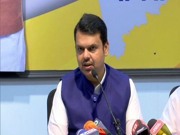 बीजेपी के पूर्व सीएम देवेंद्र फडणवीस के इस प्रेस नोट से मची खलबली बीजेपी के पूर्व सीएम देवेंद्र फडणवीस के इस प्रेस नोट से मची खलबली