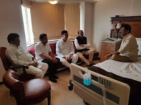 सरकार बनाते बनाते हुए शिवसेना नेता संजय राउत बीमार, अस्पताल में जाकर कांग्रेस के नेताओं ने लिए हालचाल और फिर .... सरकार बनाते बनाते हुए शिवसेना नेता संजय राउत बीमार, अस्पताल में जाकर कांग्रेस के नेताओं ने लिए हालचाल और फिर ....