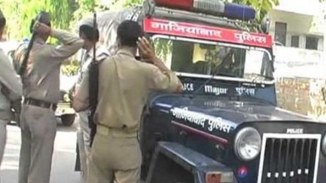 गाजियाबाद की पुलिस नहीं मानती सीएम योगी का कानून, फिर क्यों है इतनी बड़ी मेहरबानी? गाजियाबाद की पुलिस नहीं मानती सीएम योगी का कानून, फिर क्यों है इतनी बड़ी मेहरबानी?