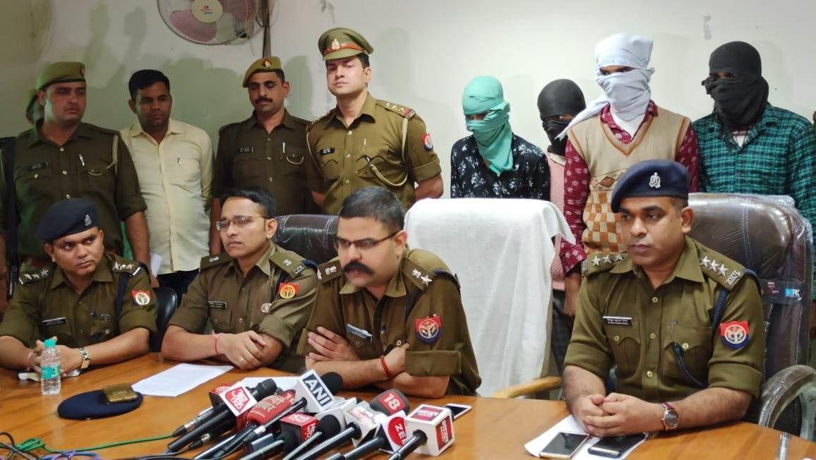 नोएडा पुलिस ने थाना फेस-3 में हुए सामूहिक रेप का किया सनसनीखेज खुलासा, 36 घंटे में चार आरोपी गिरफ्तार नोएडा पुलिस ने थाना फेस-3 में हुए सामूहिक रेप का किया सनसनीखेज खुलासा, 36 घंटे में चार आरोपी गिरफ्तार