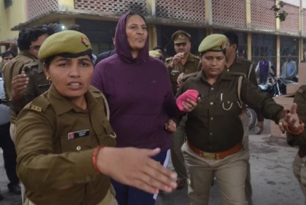 गाजियाबाद: इंस्पेक्टर लक्ष्मी चौहान का पुलिस को मिला रिमांड, 9 लाख 85000 रुपये की रकम हुयी बरामद गाजियाबाद: इंस्पेक्टर लक्ष्मी चौहान का पुलिस को मिला रिमांड, 9 लाख 85000 रुपये की रकम हुयी बरामद