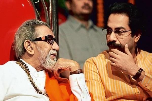 बाला साहब ठाकरे के सबसे बड़े दुश्मन से क्यों मिलाना पड़ा उद्धव ठाकरे को हाथ? बाला साहब ठाकरे के सबसे बड़े दुश्मन से क्यों मिलाना पड़ा उद्धव ठाकरे को हाथ?