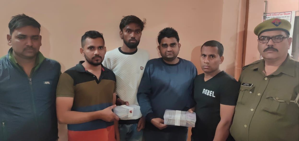 नोएडा: थाना-24 पुलिस ने पकड़े चार अभियुक्त, कब्जे से 70240 रूपये व 52 ताश के पत्ते बरामद नोएडा: थाना-24 पुलिस ने पकड़े चार अभियुक्त, कब्जे से 70240 रूपये व 52 ताश के पत्ते बरामद
