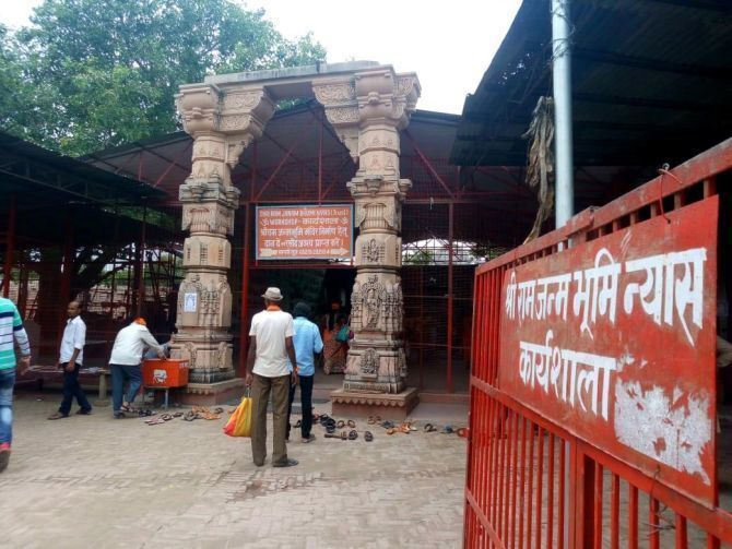 अयोध्या मामले पर सुन्नी वक्फ बोर्ड का बड़ा एलान, दौड़ी ख़ुशी की लहर! अयोध्या मामले पर सुन्नी वक्फ बोर्ड का बड़ा एलान, दौड़ी ख़ुशी की लहर!