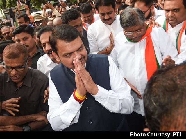 अजित पवार के इस्तीफे के बाद देवेंद्र फडणवीस का इस्तीफा थोड़ी देर में अजित पवार के इस्तीफे के बाद देवेंद्र फडणवीस का इस्तीफा थोड़ी देर में