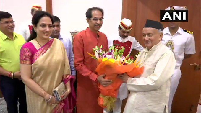 महा विकास अघाडी के सीएम पद के दावेदार उद्धव ठाकरे ने राज्यपाल भगत सिंह कोश्यारी से मुलाकात की महा विकास अघाडी के सीएम पद के दावेदार उद्धव ठाकरे ने राज्यपाल भगत सिंह कोश्यारी से मुलाकात की