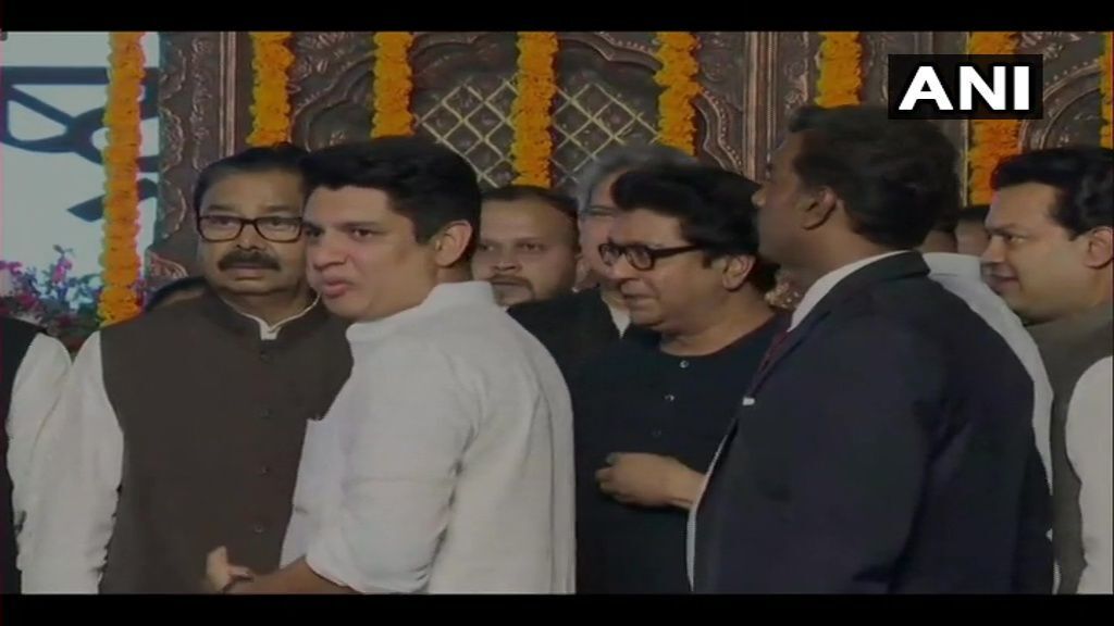 मुंबई: MNS चीफ राज ठाकरे सीएम पद के दावेदार उद्धव ठाकरे के शपथ ग्रहण समारोह मुंबई: MNS चीफ राज ठाकरे सीएम पद के दावेदार उद्धव ठाकरे के शपथ ग्रहण समारोह