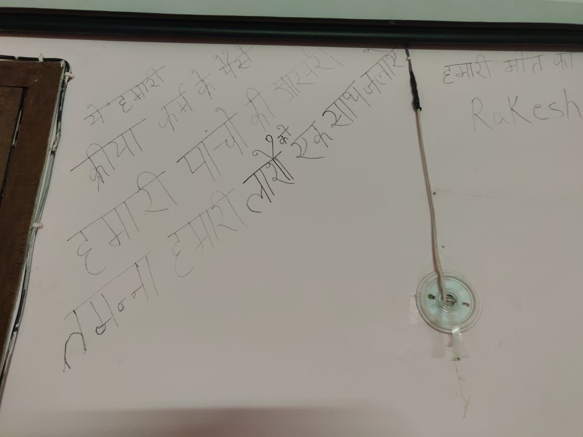गाजियाबाद : पुलिस ने जाकर जब अंदर का यह द्रश्य देखा तो सब भावुक हो गये, दो बच्चे और तीन अधेड़ लाशें पड़ी थी, जहाँ लिखी थी यह दर्दनाक बात! गाजियाबाद : पुलिस ने जाकर जब अंदर का यह द्रश्य देखा तो सब भावुक हो गये, दो बच्चे और तीन अधेड़ लाशें पड़ी थी, जहाँ लिखी थी यह दर्दनाक बात!