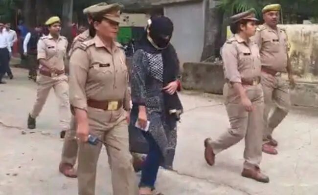 चिन्मयानंद केस : पीड़ित छात्रा को इलाहाबाद हाईकोर्ट ने दी जमानत चिन्मयानंद केस : पीड़ित छात्रा को इलाहाबाद हाईकोर्ट ने दी जमानत