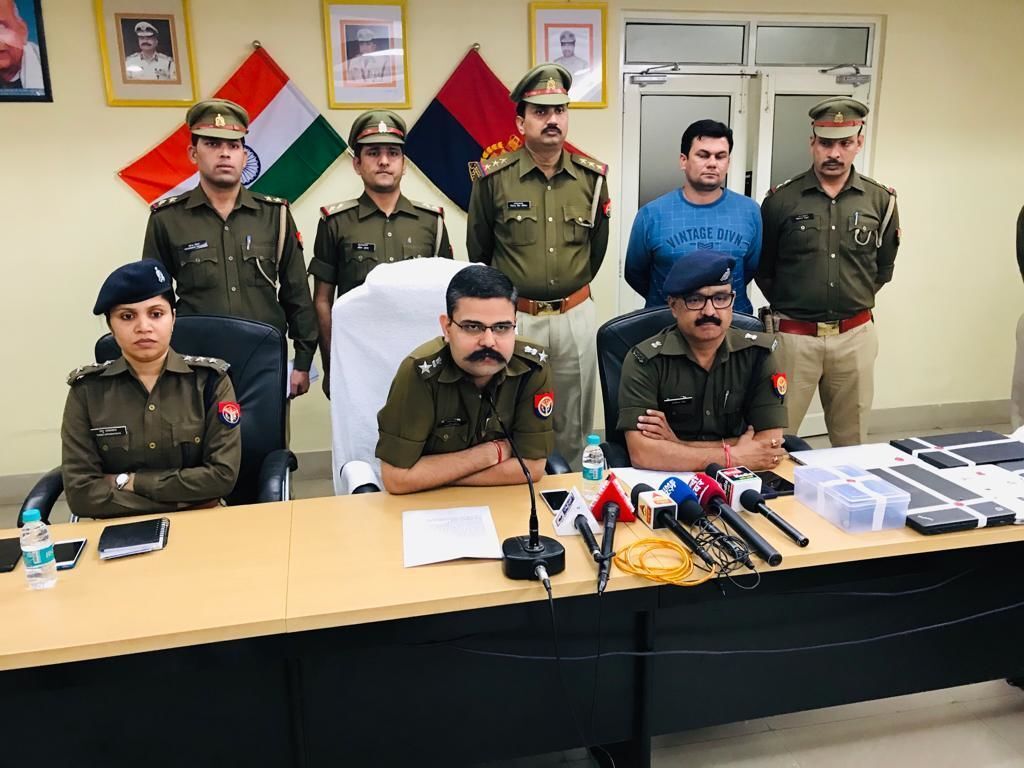 नोएडा: पुलिस मुठभेड़ के दौरान दो, शातिर बदमाश गिरफ्तार नोएडा: पुलिस मुठभेड़ के दौरान दो, शातिर बदमाश गिरफ्तार