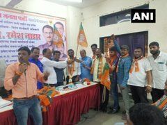 महाराष्ट्र में शिवसेना को लगा बड़ा झटका, 400 पार्टी कार्यकर्ताओं ने थामा इस पार्टी का दामन महाराष्ट्र में शिवसेना को लगा बड़ा झटका, 400 पार्टी कार्यकर्ताओं ने थामा इस पार्टी का दामन