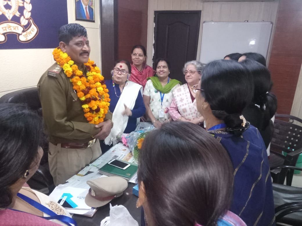 गाजियाबाद के इंदिरापुरम थाना प्रभारी को महिलाओं ने किया सम्मानित, बोली आपके अच्छे कार्य से हम बाजार में खुलकर जा सकते है गाजियाबाद के इंदिरापुरम थाना प्रभारी को महिलाओं ने किया सम्मानित, बोली आपके अच्छे कार्य से हम बाजार में खुलकर जा सकते है