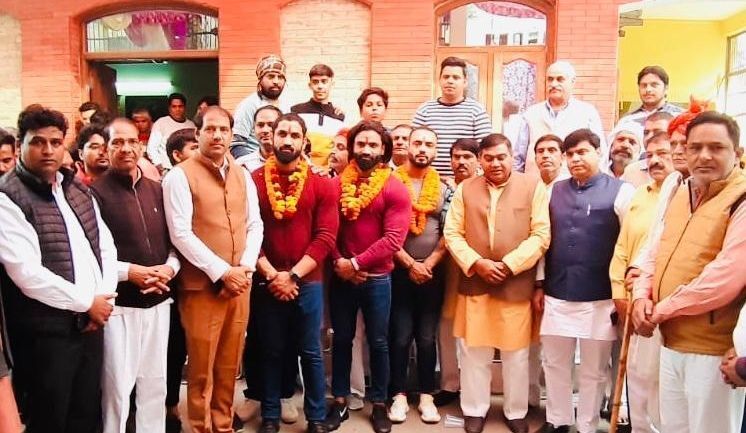 स्पेन में बोडी बिल्डिंग प्रतियोगिता में पाँचवा स्थान हासिल वाले राकेश चौधरी का निठारी गांव में स्वागत स्पेन में बोडी बिल्डिंग प्रतियोगिता में पाँचवा स्थान हासिल वाले राकेश चौधरी का निठारी गांव में स्वागत