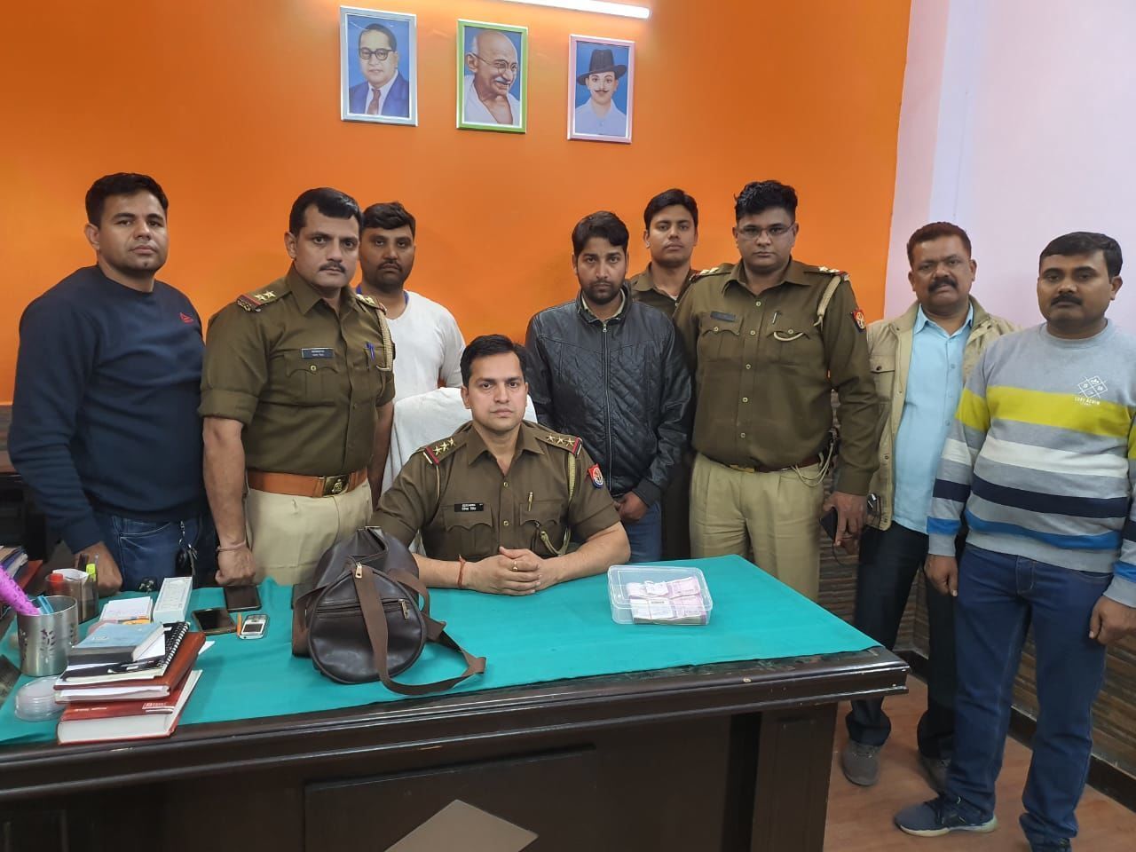 नोएडा पुलिस ने लूट की घटना का किया महज 7 घंटे में खुलासा, लेकिन असलियत जान पुलिस भी हैरान आखिर क्यों किया ऐसा? नोएडा पुलिस ने लूट की घटना का किया महज 7 घंटे में खुलासा, लेकिन असलियत जान पुलिस भी हैरान आखिर क्यों किया ऐसा?